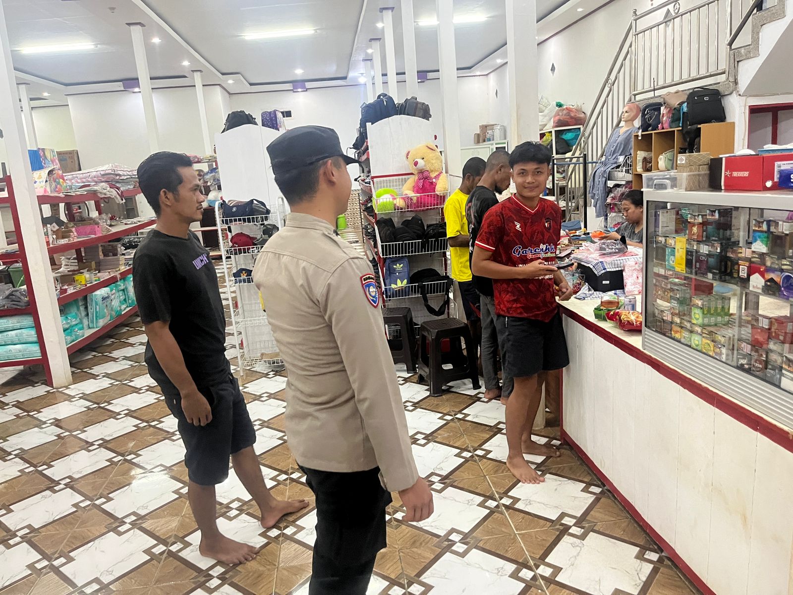 Piket Polsek Silaturahmi kepada Masyarakat yang sedang bekerja